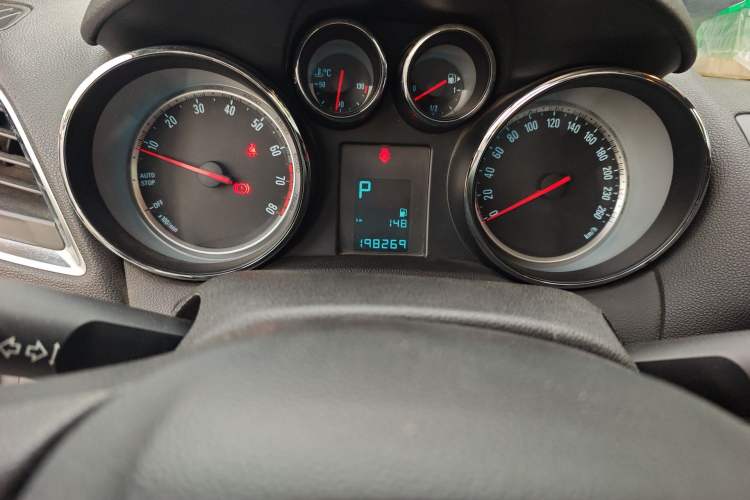 Used Buick Encore 2015 1.4T Automatic Two-Wheel Drive Urban Elite Version Odometer Close Up