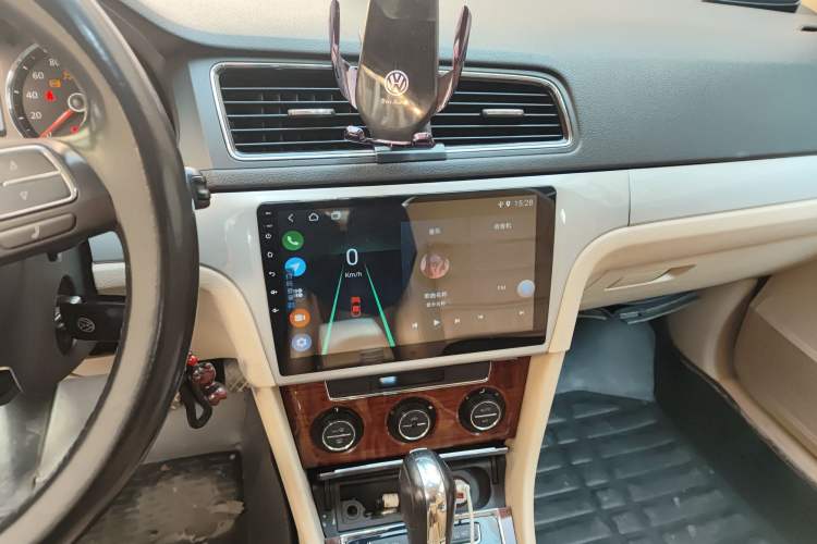 Used Volkswagen Lavida 2013 1.6L Automatic Luxury Edition Audio And AC Panel