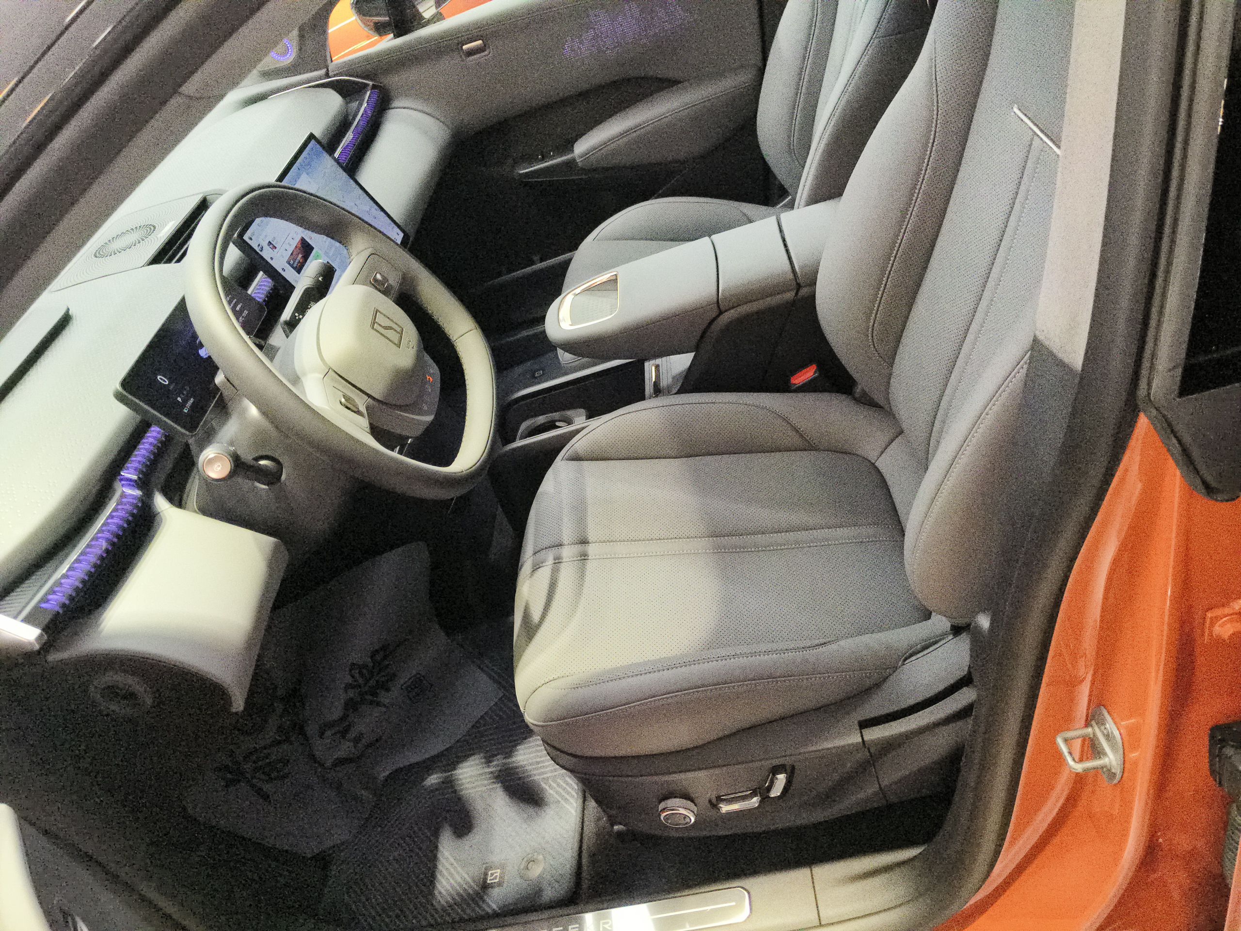 المقاعد الأمامية داخل السيارة