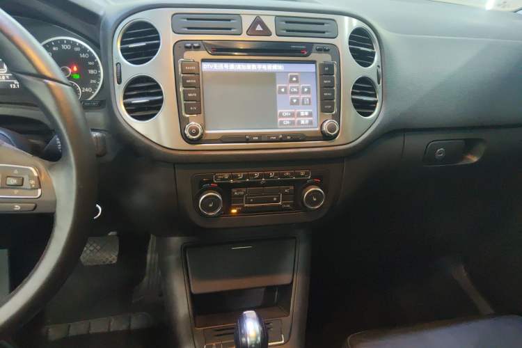 Used Volkswagen Tiguan 2012 1.8TSI Automatic Two-Wheel Drive Elite Edition Audio And AC Panel