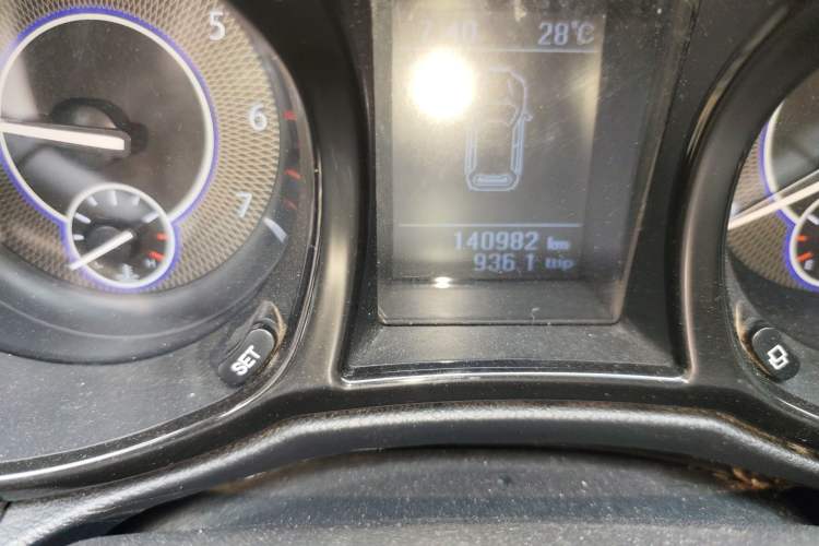 Used JMC Yusheng S350 2013 2.0T Manual Two-Wheel Drive Gasoline Ultra-Luxury 5-Seater Odometer Close Up