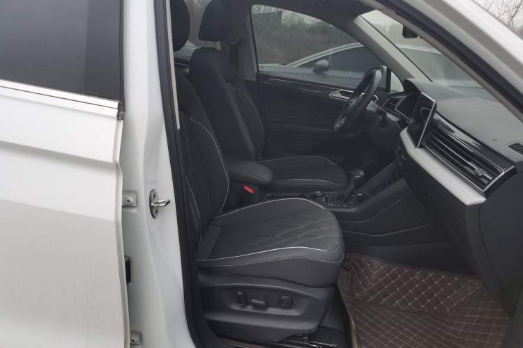 Used Volkswagen Tiguan L 2023 380TSI Automatic All-Wheel Drive R-Line Enhanced 7-Seater Right Front Seat