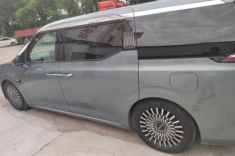 Used Zeekr 009 2024 7-Seater Aisle Version 108 kWh
