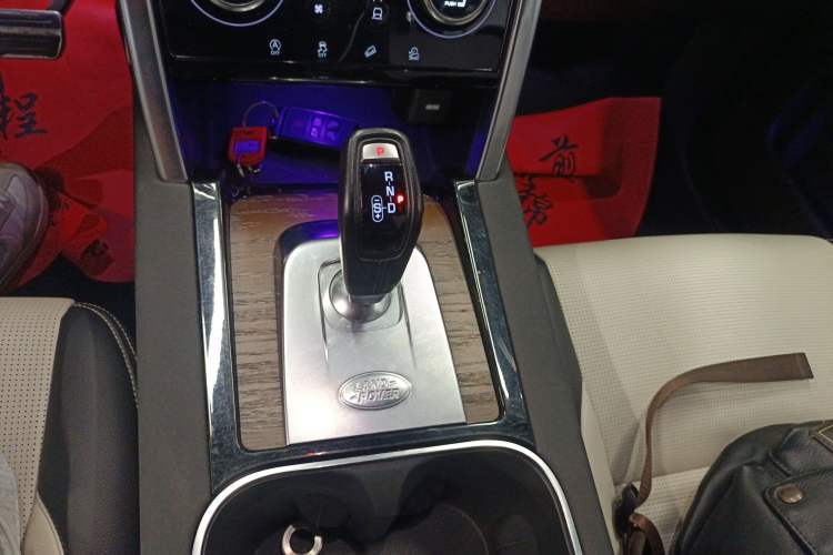 Used Land Rover Discovery Sport 2023 249 PS R-Dynamic S Performance Edition Gear Lever