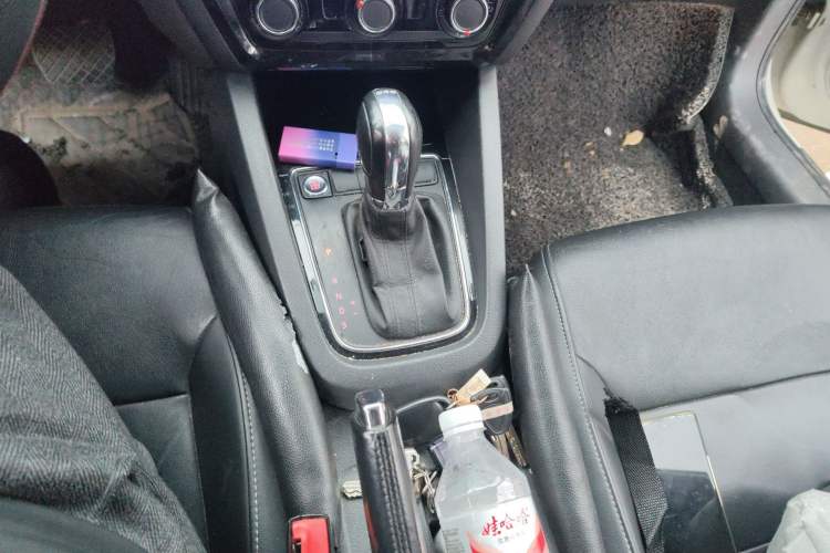 Used Volkswagen Sagitar 2018 280TSI DSG Comfort Model Gear Lever