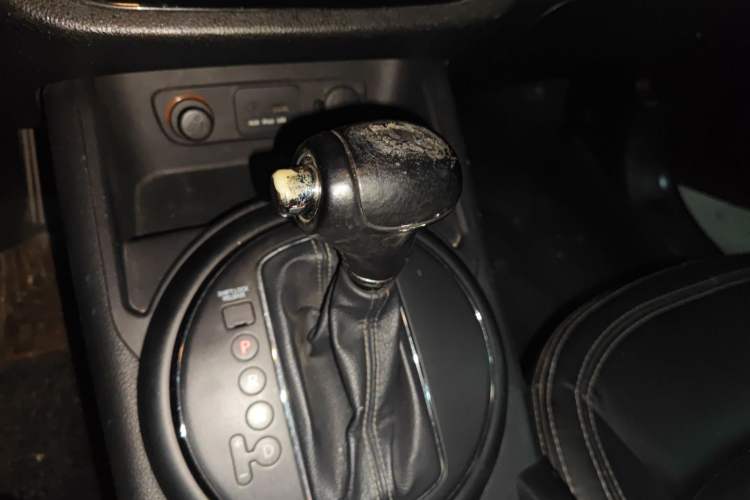 Used Kia Sportage R 2011 2.0L Automatic Two-Wheel Drive GLS Gear Lever