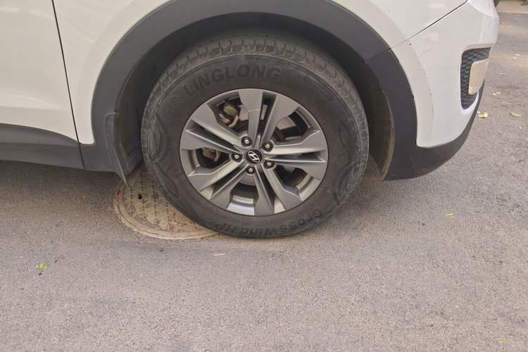 Used Hyundai Santa Fe 2013 2.4L Automatic Two-Wheel Drive Smart Version
