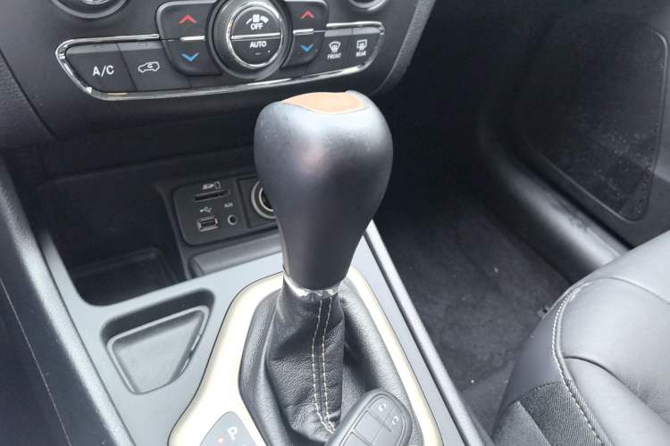 Used Jeep Cherokee 2016 2.4L Leading Edition Gear Lever