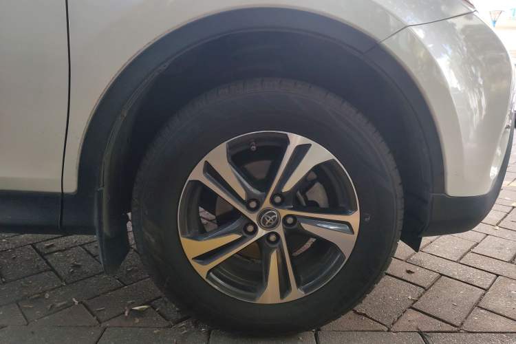 Used Toyota RAV4 2015 2.0L CVT Two-Wheel Drive Fashion Edition