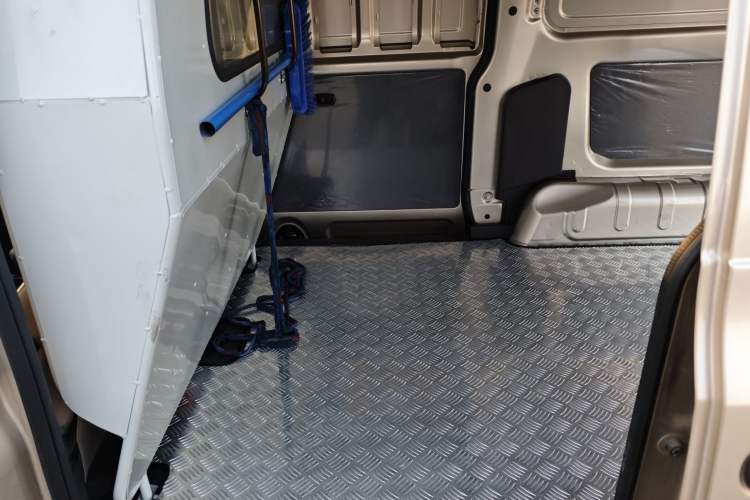 Used Wuling Hongguang V 2022 1.5L Jingqu Edition Enclosed-Window Vehicle with Hydraulic Power Steering LAR