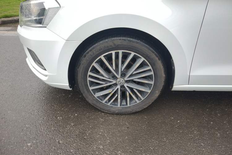 Used Volkswagen Jetta 2019 Dream Edition 1.5L Automatic Comfort Version Left Front Wheel Hub