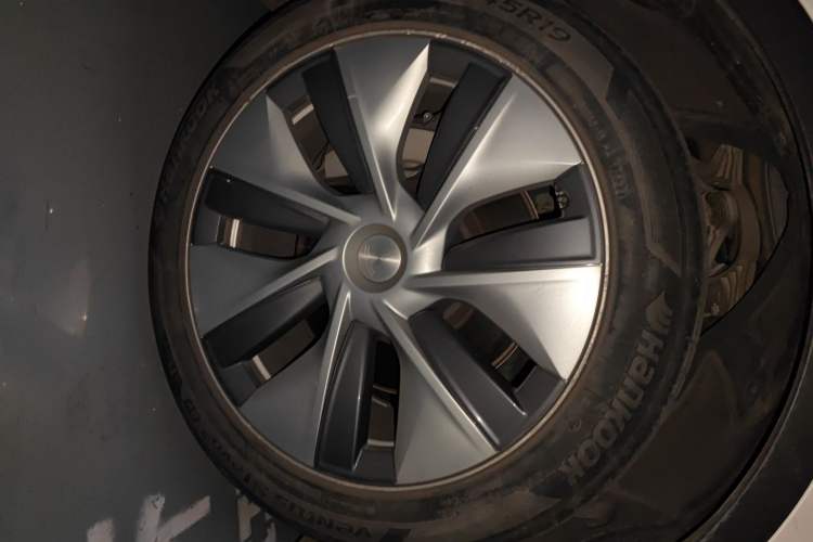 Used Tesla Model Y 2022 Revised Version Long-Range All-Wheel Drive Right Front Wheel Hub