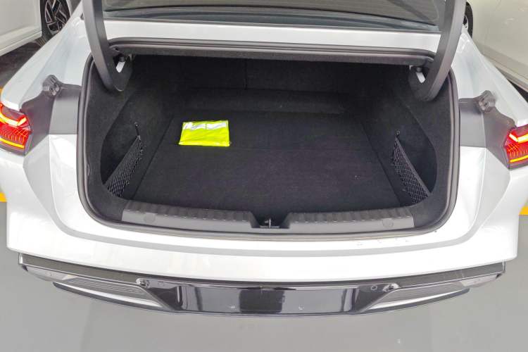 Used Geely Galaxy E8 2024 550 km Range Rear-Wheel-Drive PRO