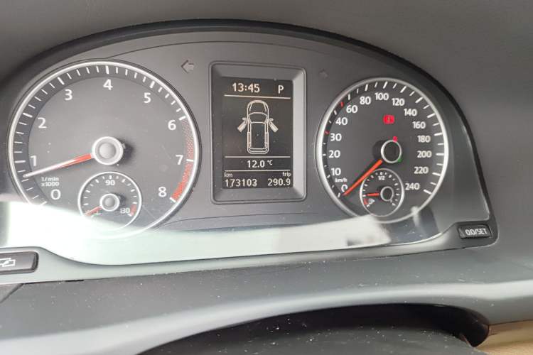 Used Volkswagen Touran 2011 1.4T DSG ZhiZhen Edition 5 Seats Odometer Close Up