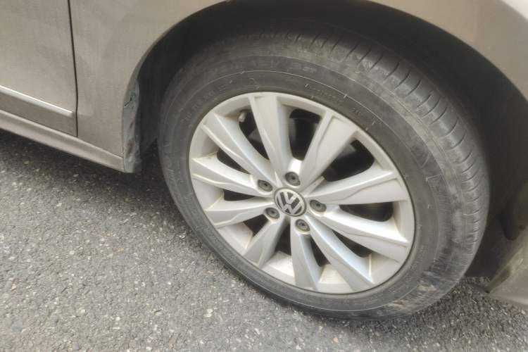 Used Volkswagen Sagitar 2015 230TSI Manual Comfort Version Right Front Wheel Hub