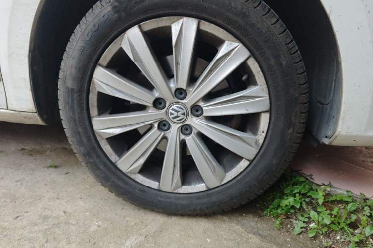 Used Volkswagen Bora 2016 1.6L Manual Comfort Model Right Front Wheel Hub
