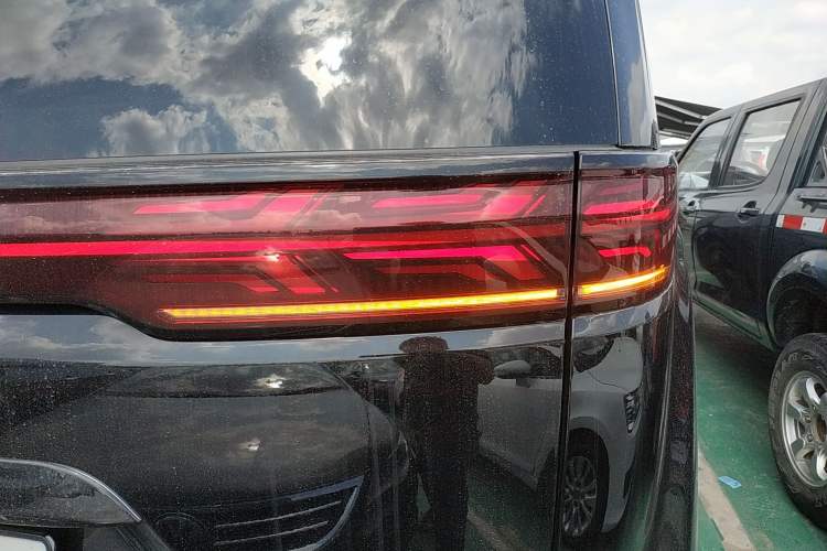 Used Denza D9 2022 DM-i 1040 Prestige Model
