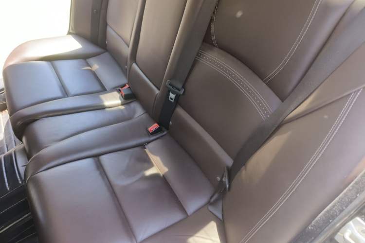 Used BMW 5 Series 2017 525Li Luxury Design Package Left Rear Seat