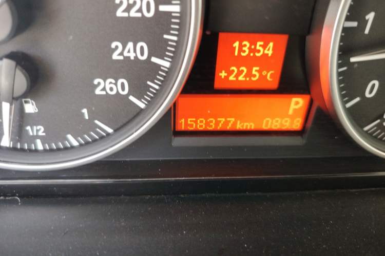 Used BMW X1 2015 sDrive18i Fashion Upgrade Edition Odometer Close Up