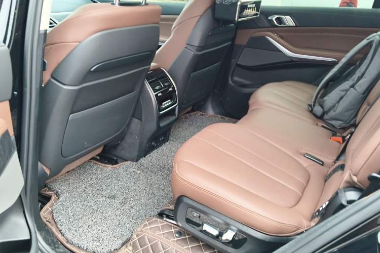 Used BMW X7 2022 xDrive40i Luxury Package with Leading Features Left Rear Seat