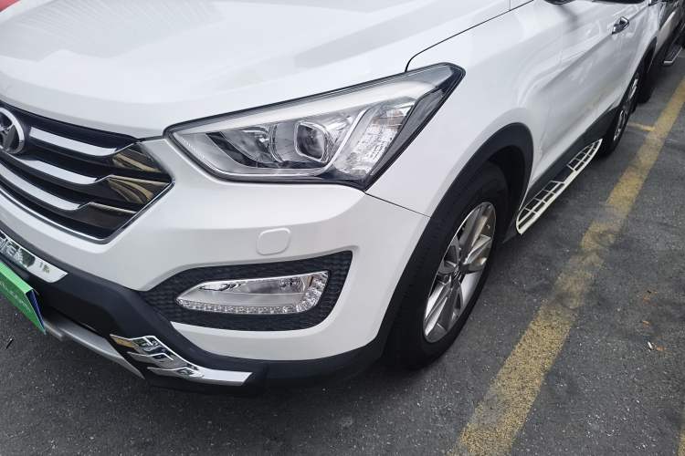 Used Hyundai Santa Fe 2013 Revised Version 2.4L Automatic All-Wheel Drive Luxury Trim