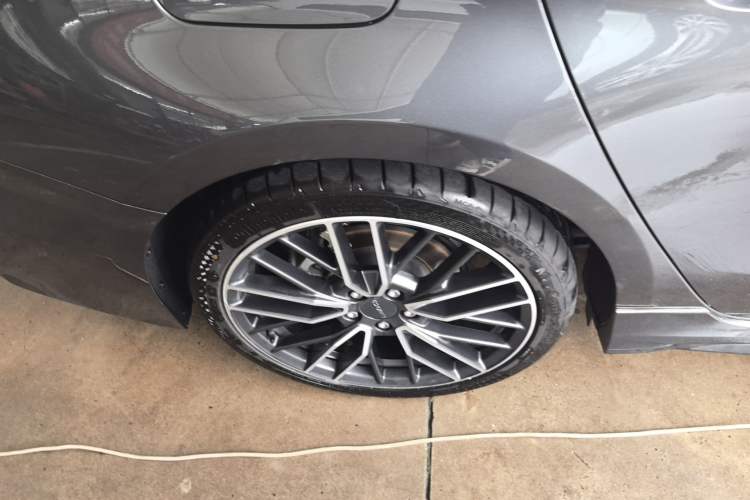 Used Lynk & Co 03 2025 2.0TD DCT Champion Edition Pro Right Rear Wheel Hub