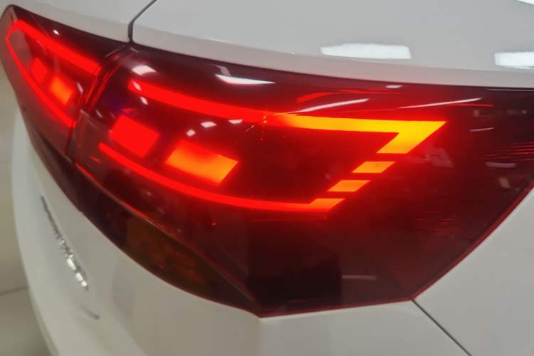 Used Volkswagen Tayron 2019 380TSI All-Wheel Drive R-Line China V-standard Right Rear Taillight