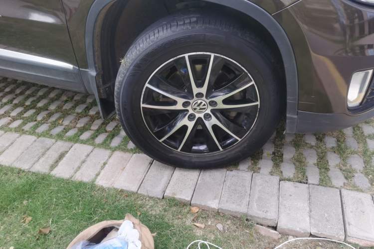 Used Volkswagen Tiguan 2015 1.8TSI Automatic Two-Wheel Drive Luxury Model Right Front Wheel Hub