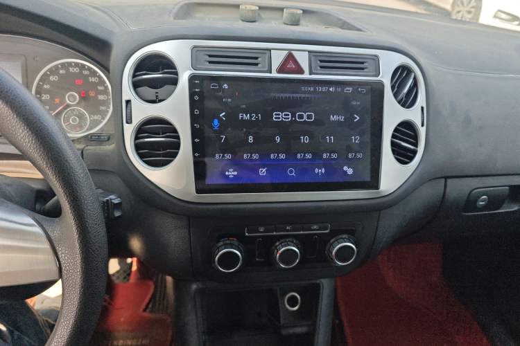 Used Volkswagen Tiguan 2010 1.8 TSI Manual Two-Wheel Drive Urban Edition Audio And AC Panel