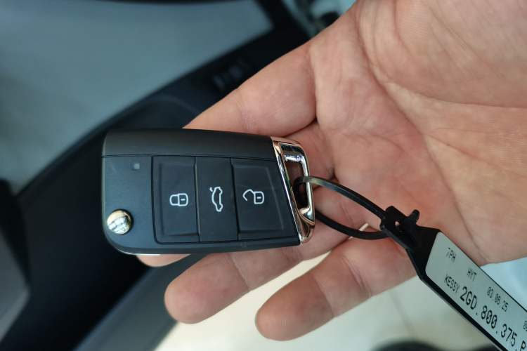 Used Volkswagen T-ROC 2025 Facelift Model 2 300TSI DSG Two-Wheel Drive Xingguang Edition
