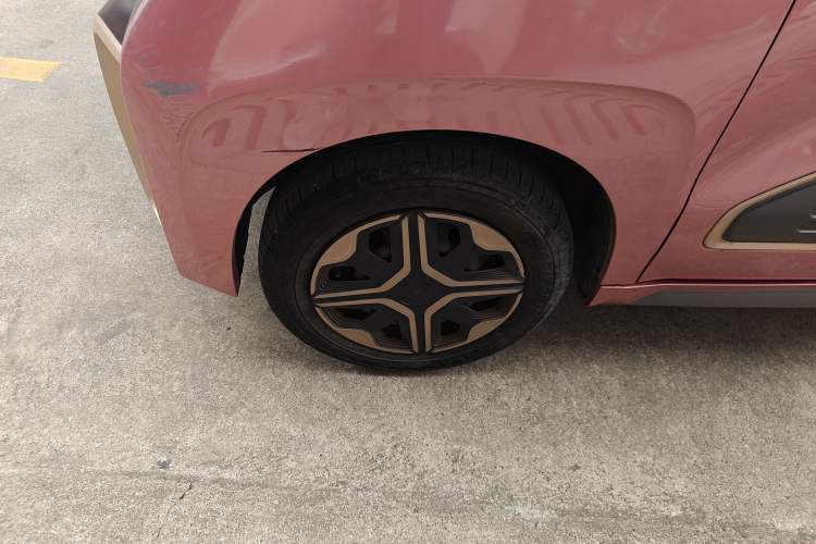 Used Baojun E200 2018 Intelligent Driving Edition Left Front Wheel Hub