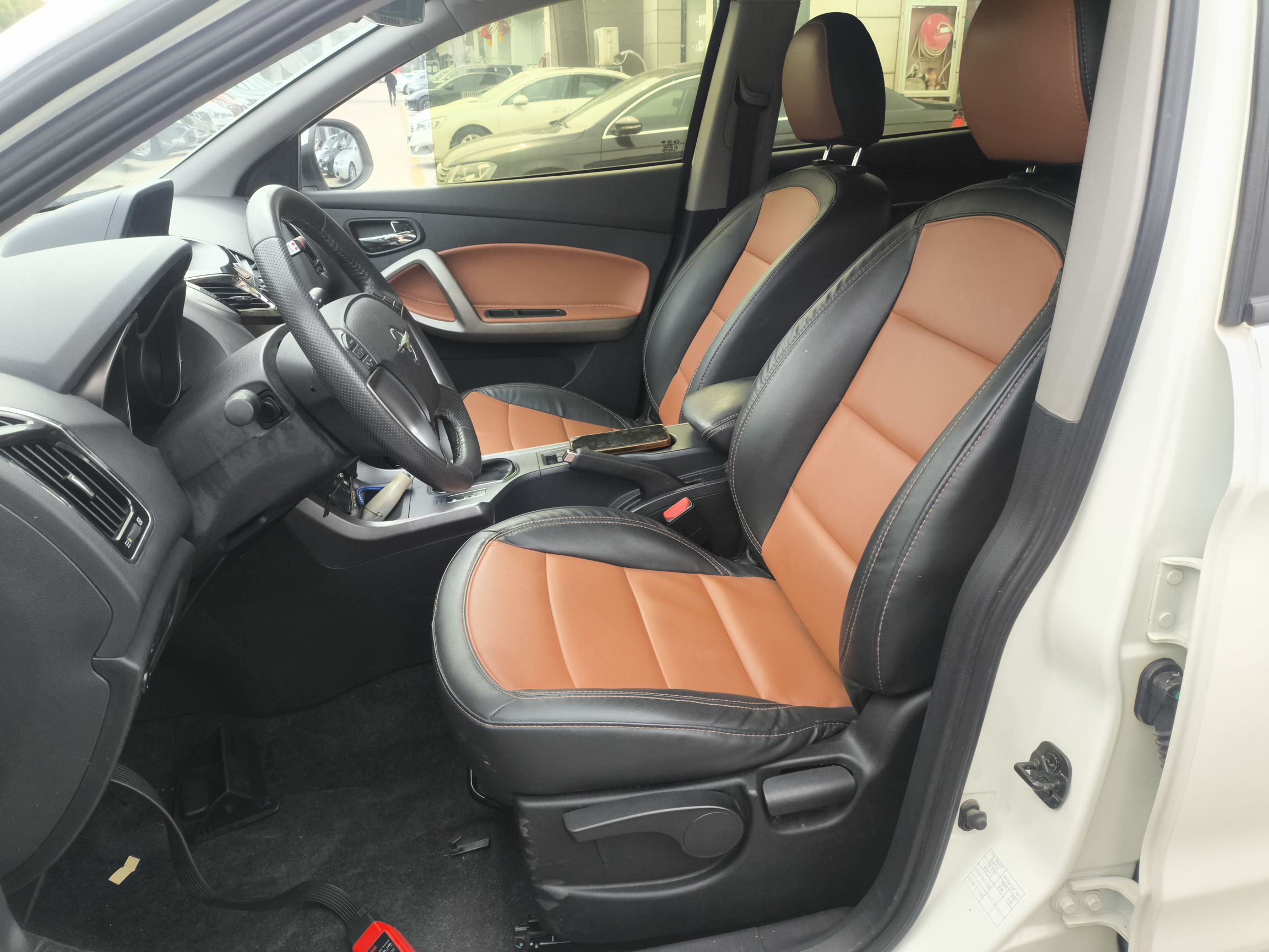 المقاعد الأمامية داخل السيارة