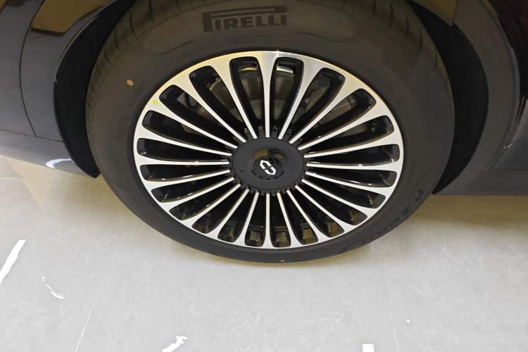 Used Hima AITO M9 2025 Extended-Range Ultra Version 52 kWh 6-Seater Right Rear Wheel Hub