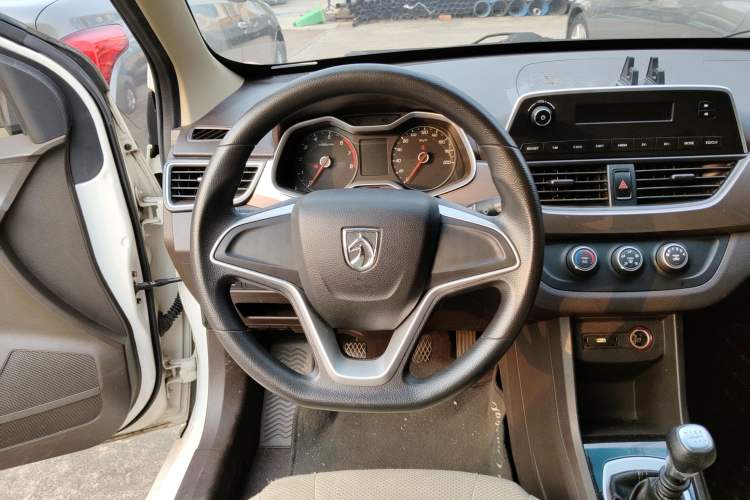 Used Baojun 310W 2017 1.5L Manual Comfort Version China V Steering Wheel