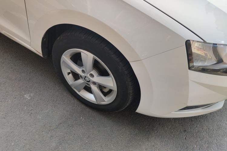 Used Skoda Rapid Spaceback 2018 1.6L Automatic Comfort Edition Right Front Wheel Hub