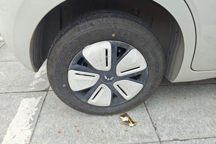 Used Wuling Hongguang MINIEV 2025 Four-Door Version Advanced Edition Right Rear Wheel Hub