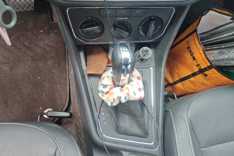 Used Volkswagen Gran Lavida 2015 1.6L Automatic Comfort Edition Gear Lever