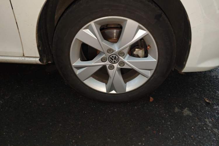 Used Volkswagen Bora 2014 1.4TSI Automatic Comfort Model Right Front Wheel Hub