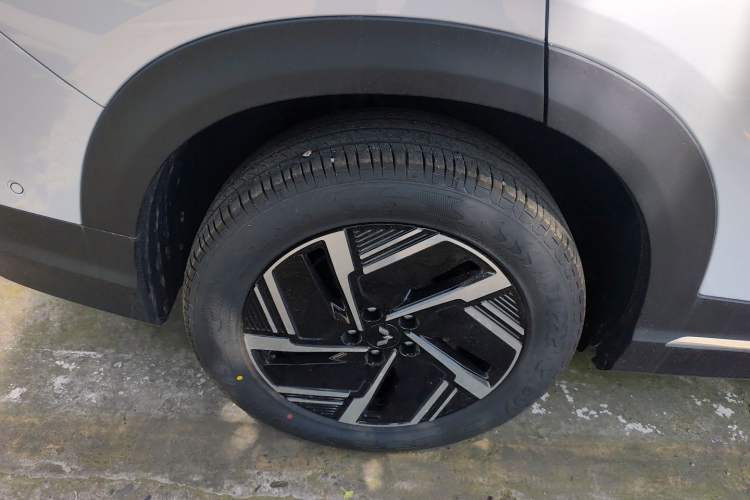 Used Wuling Xingguang S 2025 Model, 130km Flagship Edition Right Rear Wheel Hub