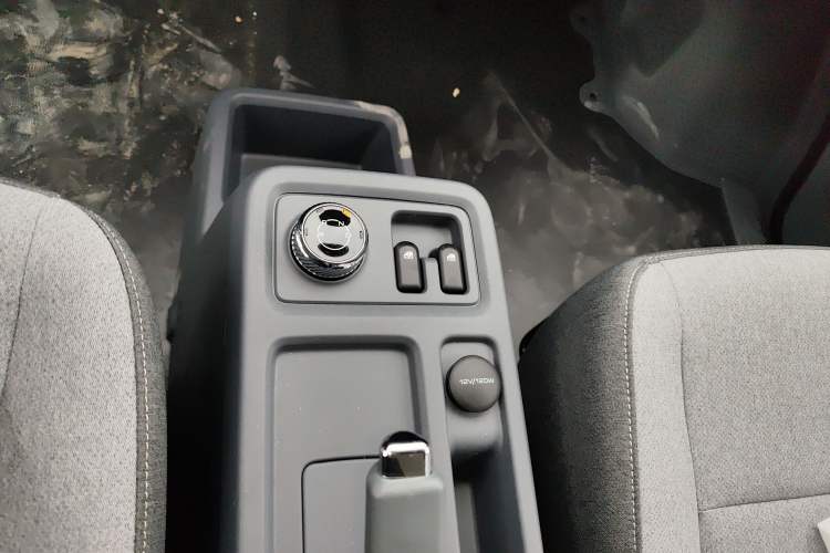 Used Wuling Yangguang 2024 300KM Comfort Version Passenger Van 75kW