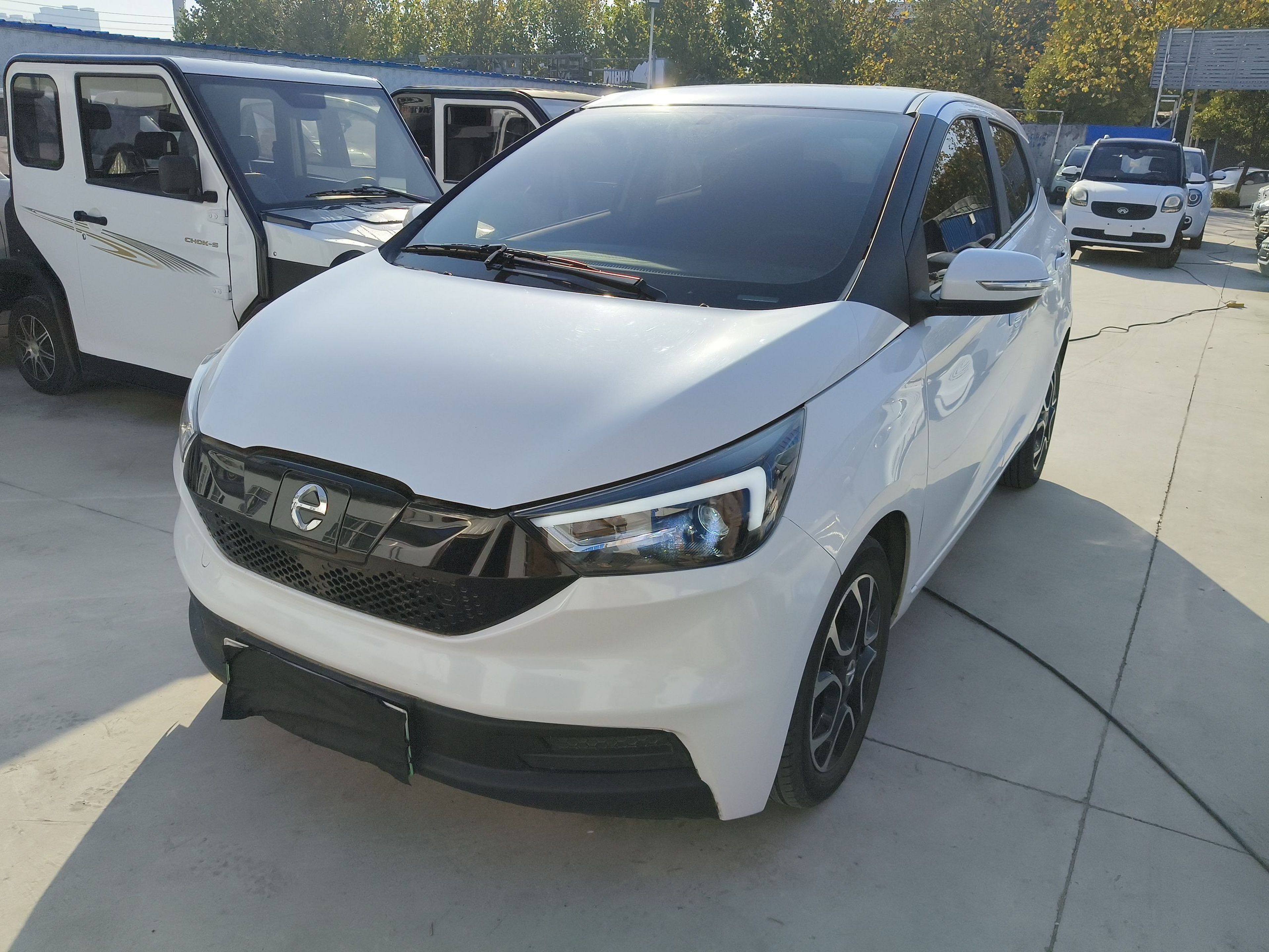 Под передней частью автомобиля
