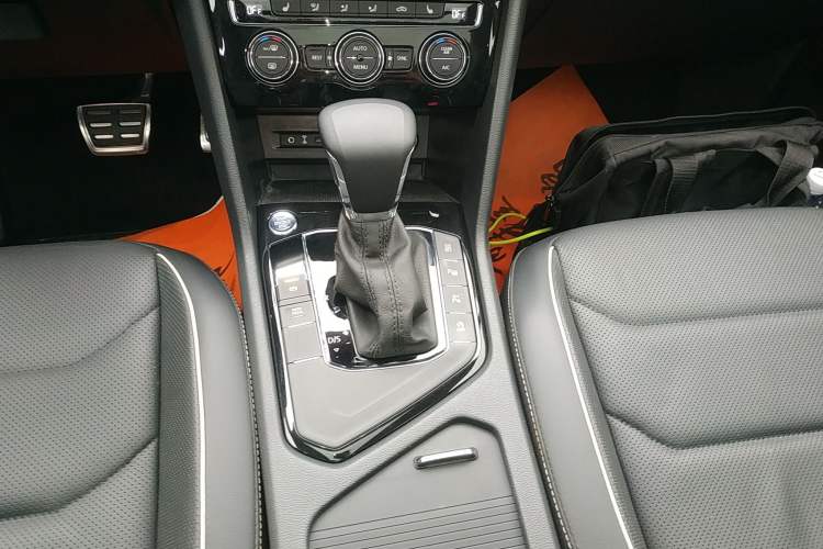 Used Volkswagen Tiguan L 2020 330TSI Automatic Two-Wheel Drive R-Line Flagship Version China VI Standard