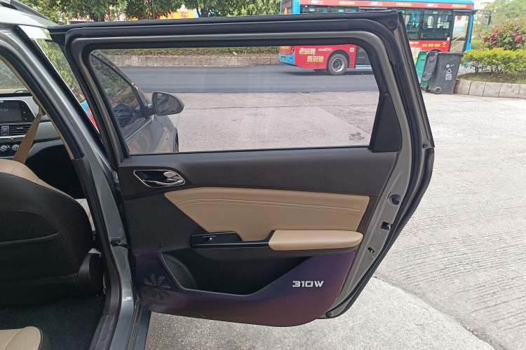Used Baojun 310W 2017 1.5L Manual Fashion Model China V
