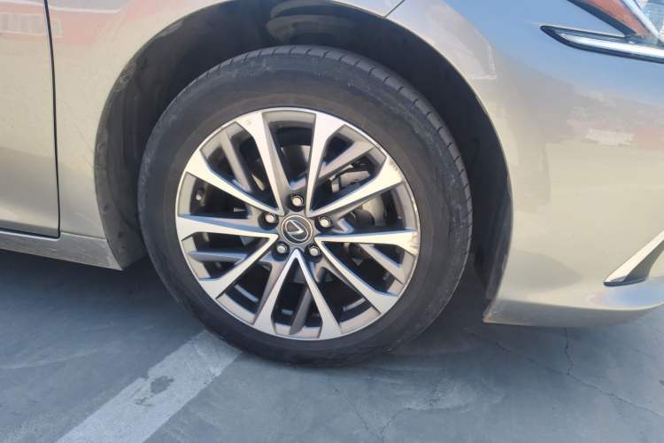 Used Lexus ES 2021 200 Luxury Edition Right Front Wheel Hub