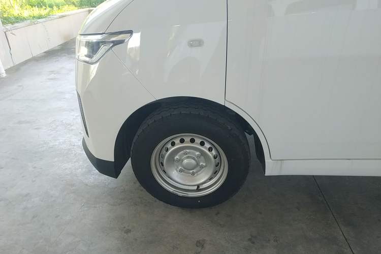 Used Wuling Yangguang 2024 300KM Comfort Version Passenger Van 75kW