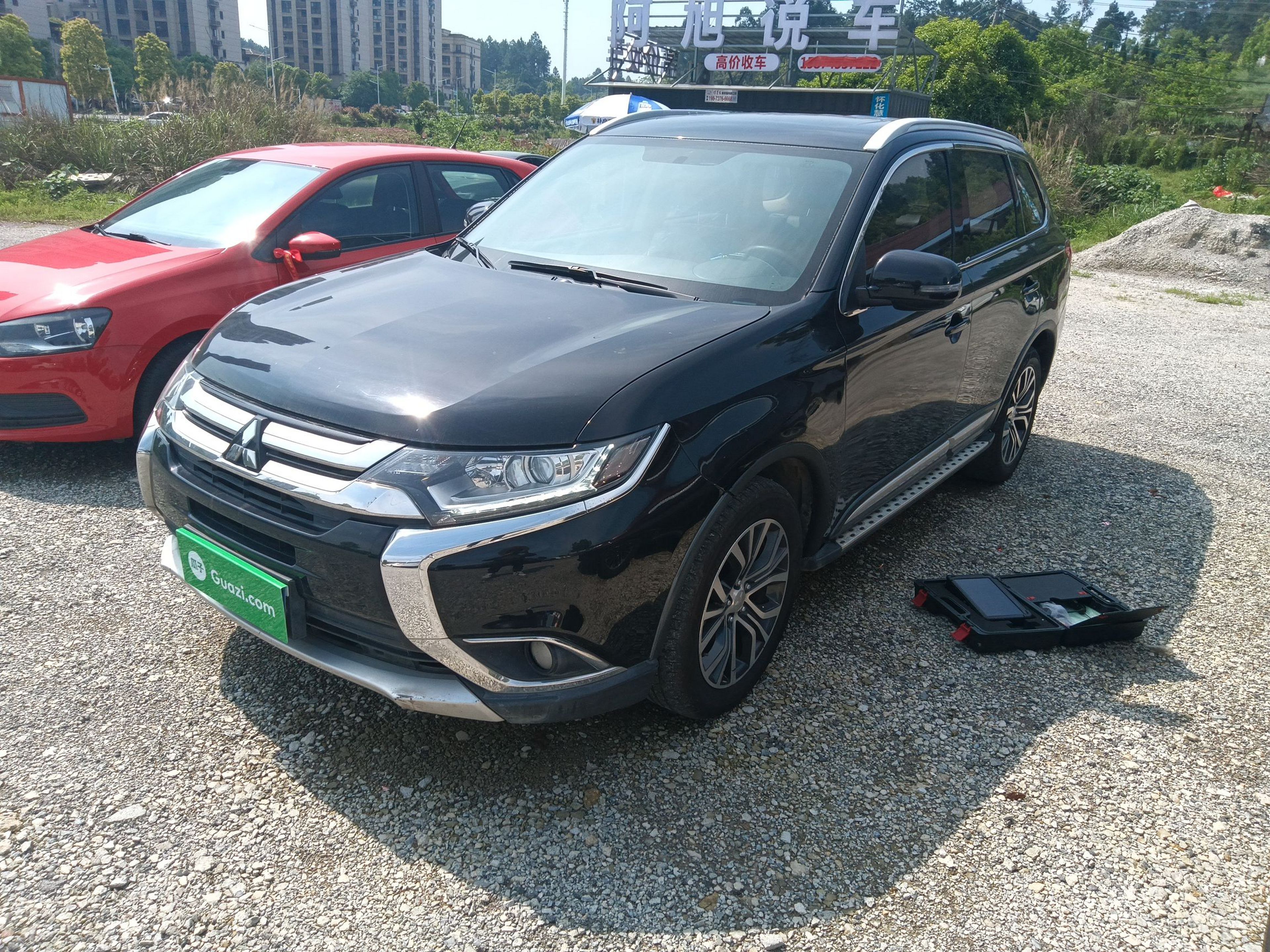 Под передней частью автомобиля