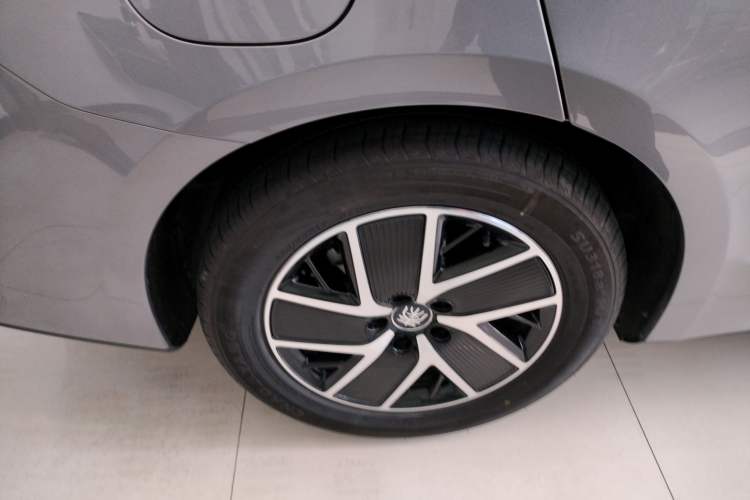 Used BYD Qin L 2024 DM-i 80KM Beyond Model Right Rear Wheel Hub