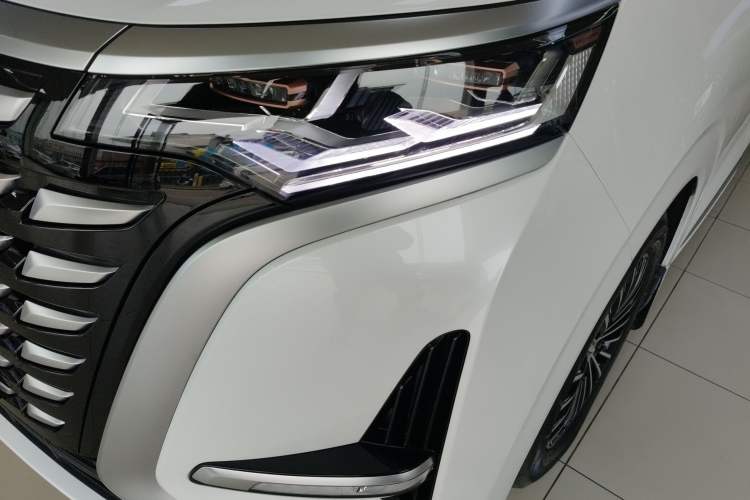 Used Denza D9 2022 DM-i 1040 Prestige Model