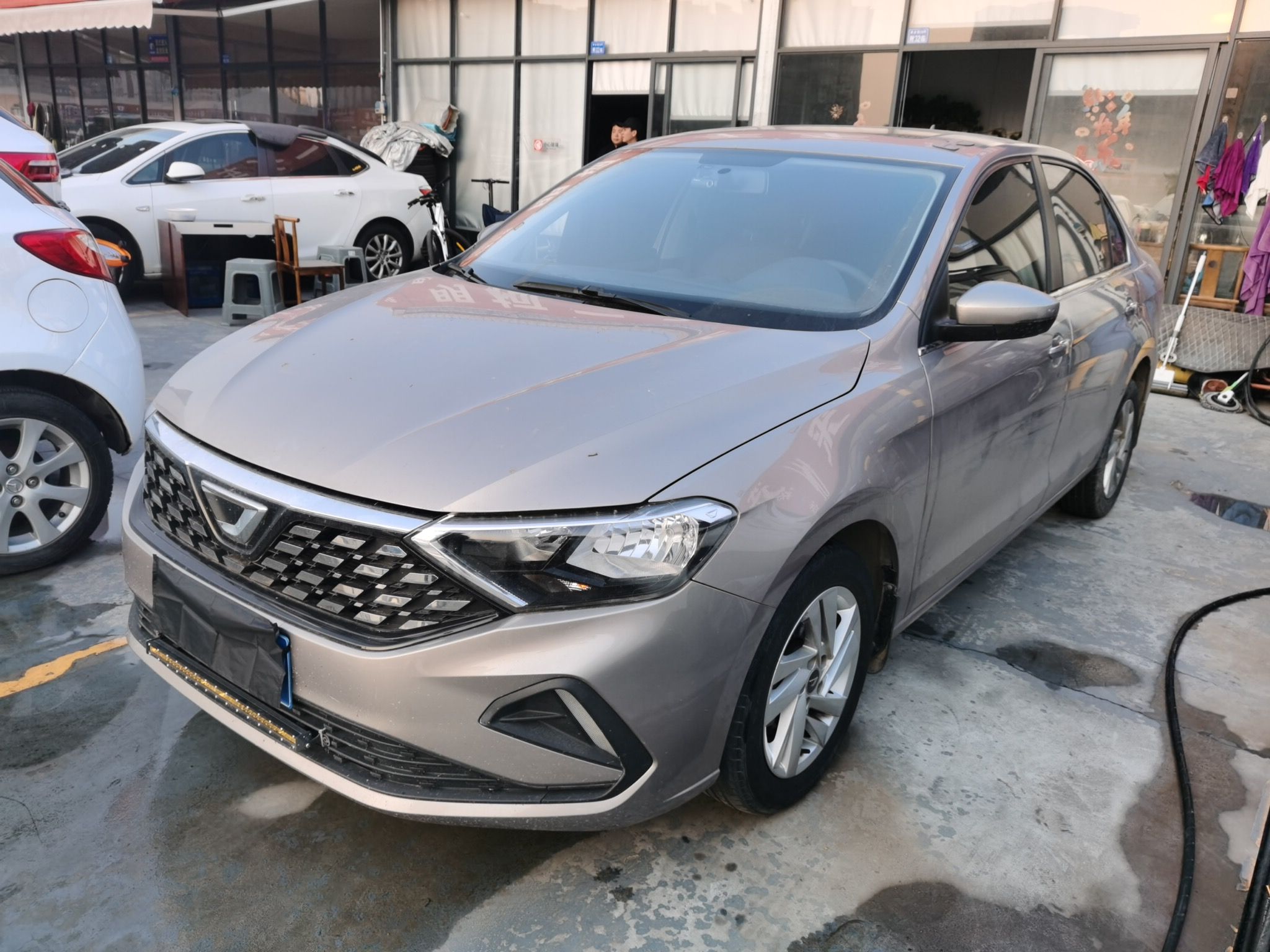 تحت مقدمة السيارة