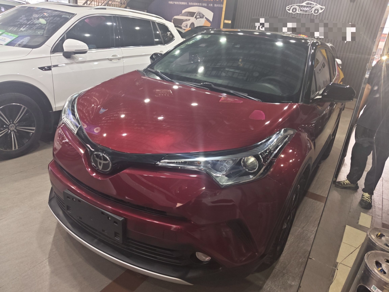 تحت مقدمة السيارة